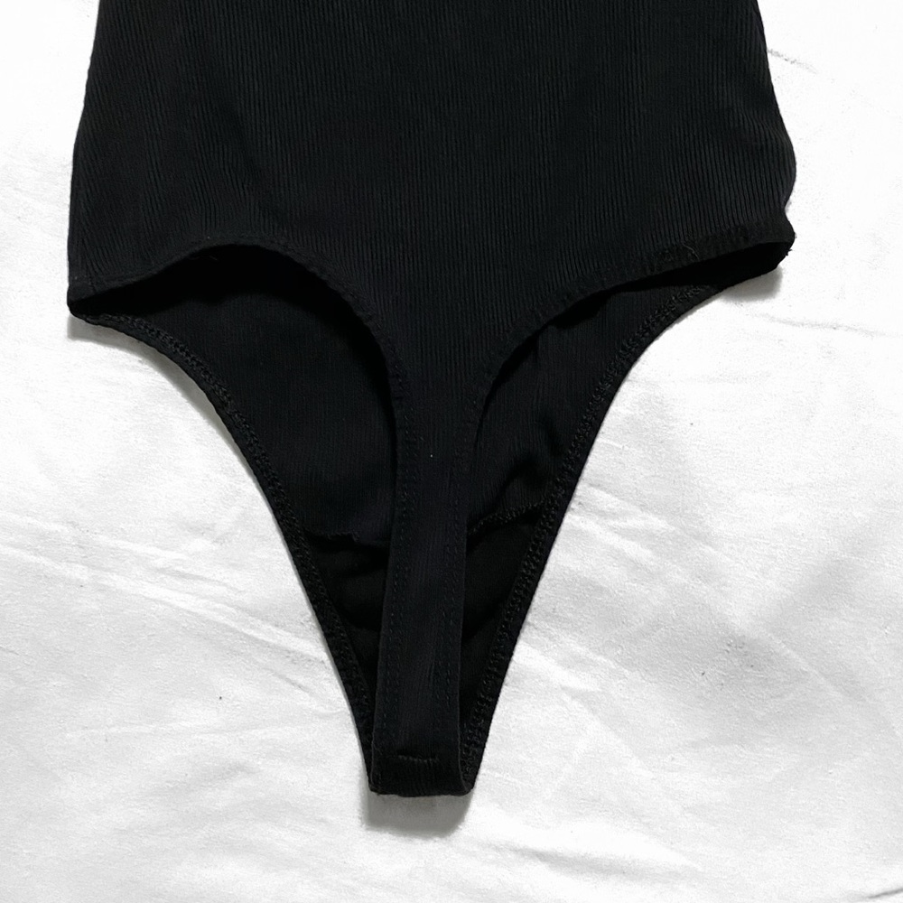☕️ wilfred ribbed halter bodysuit - Picture 2 of 6